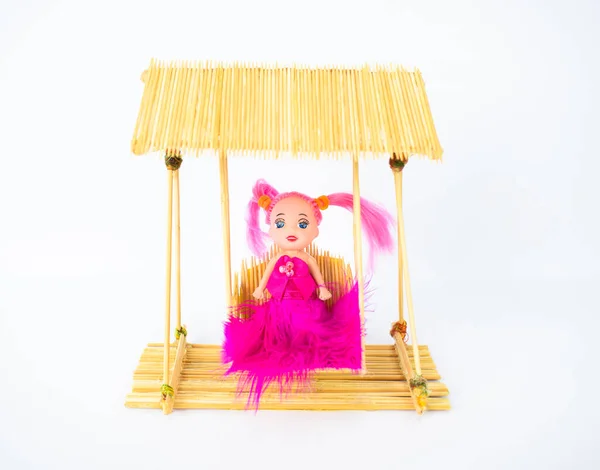 Uma Boneca Artesanal Trabalhada Vestido Rosa Balanço Miniatura Feito Palitos — Fotografia de Stock