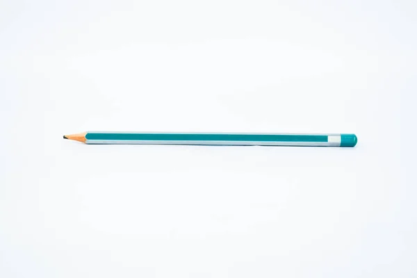 薄い青と銀の単色の鋭い木の鉛筆クレヨンは 白い背景にうまく表示されます — ストック写真