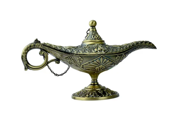 Sihirli Aladdin lambası, beyaz arka planda sergilenen antik altın renkli bir lamba.