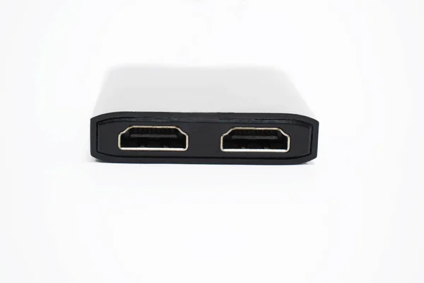 Siyah bir HDMI kablosunun yan görüntüsü, kabloyu birbirine bağlamak için benzer iki porta sahiptir, ve beyaz bir arkaplan üzerine yerleştirilir