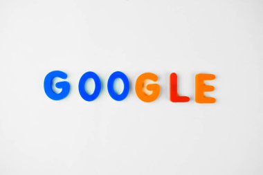 İzole edilmiş beyaz arkaplanda farklı renkli harf bloklarıyla yazılmış GOOGLE