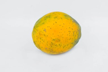 Boş beyaz arka planda izole edilmiş orta boy taze bir papaya meyvesinin portresi.