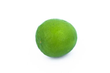Taze, yeşil, orta büyüklükte bir limon boş beyaz bir arkaplanın ortasında izole edilmiş.