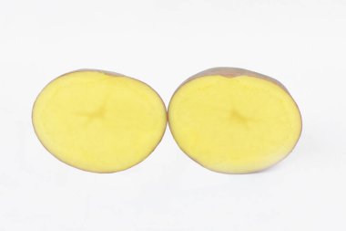 Birbirinin yanına izole edilmiş beyaz bir arka planda iki dilimlenmiş kahverengi patates.