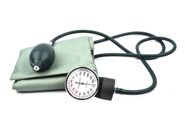 İzole edilmiş beyaz arka plana yerleştirilmiş kan basıncını ölçmek için gerekli tıbbi makine.