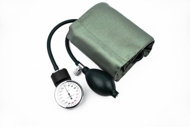 İzole edilmiş beyaz arka plana yerleştirilmiş kan basıncını ölçmek için tıbbi bir cihaz.