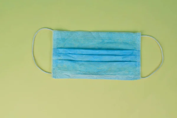 Maschera Chirurgica Blu Con Cinghie Gomma Isolate Uno Sfondo Carta — Foto Stock