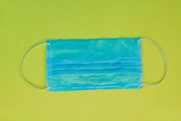 Maschera Chirurgica Blu Con Cinghie Gomma Isolate Uno Sfondo Carta — Foto Stock