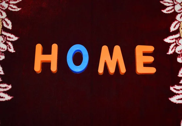Домашнее Слово Написанное Разноцветными Блоками Букв Расположенными Темном Фоне — стоковое фото