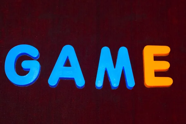 Spiel Wort Mit Verschiedenen Farbigen Buchstaben Blöcke Auf Einem Dunklen — Stockfoto