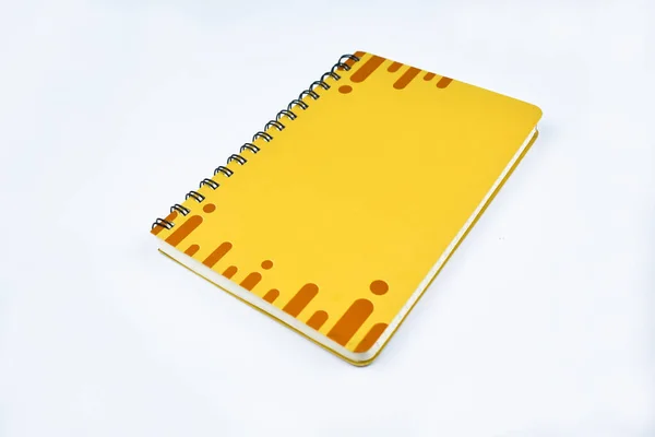 在孤立的白色背景前带有棕色条纹的黄色笔记本日记的肖像 — 图库照片
