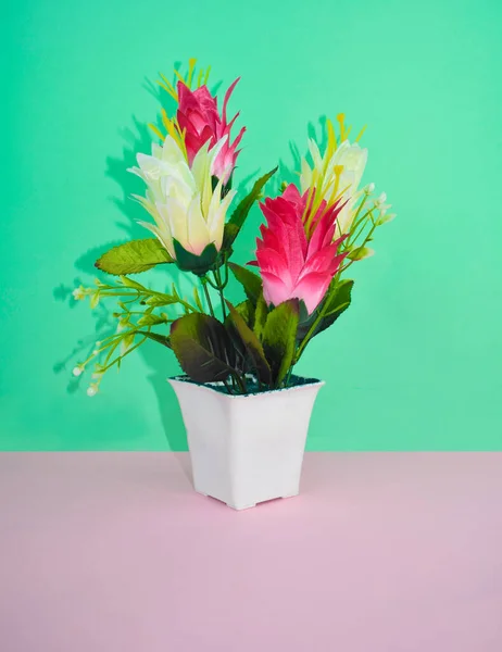 Porträt Eines Miniatur Blumenstraußes Mit Verschiedenfarbigen Kleinen Blüten Auf Einem — Stockfoto