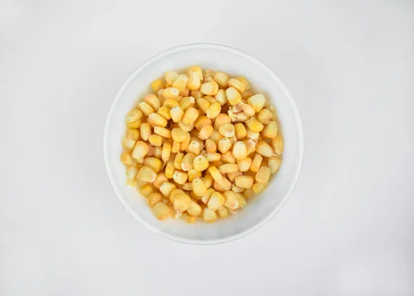 Deliciosas Frescas Sementes Milho Doce Amarelo Reunidas Uma Xícara Branca — Fotografia de Stock