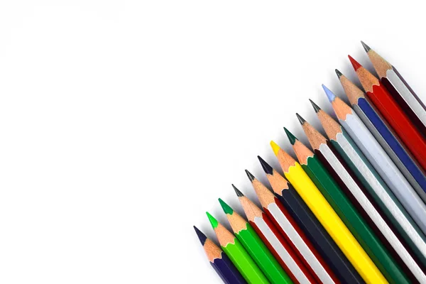 空の白い背景の前にいくつかの異なる色の木の鉛筆クレヨンの行 — ストック写真