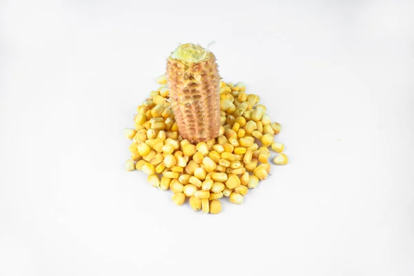 一片玉米粒的中央 花瓣黄色 甜玉米种子 中间有一个孤立的白色背景 — 图库照片
