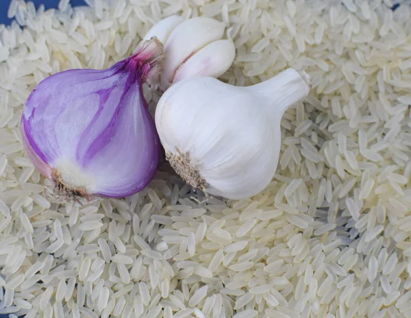 Чеснок Белого Цвета Семена Чеснока Помещены Рядом Луком Розового Цвета — стоковое фото