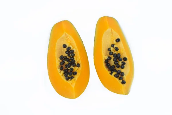 Bir çift dilimlenmiş taze sarı olgun papaya meyvesi boş beyaz bir arkaplan önünde izole edilmiş.
