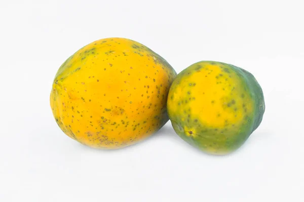 Dos Papaya Verde Amarilla Fresca Tamaño Mediano Aislada Sobre Fondo —  Fotos de Stock