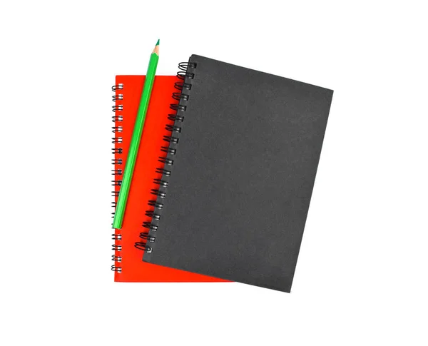 一支绿色的木制铅笔笔放在白色背景前的两本不同颜色的笔记本上 — 图库照片