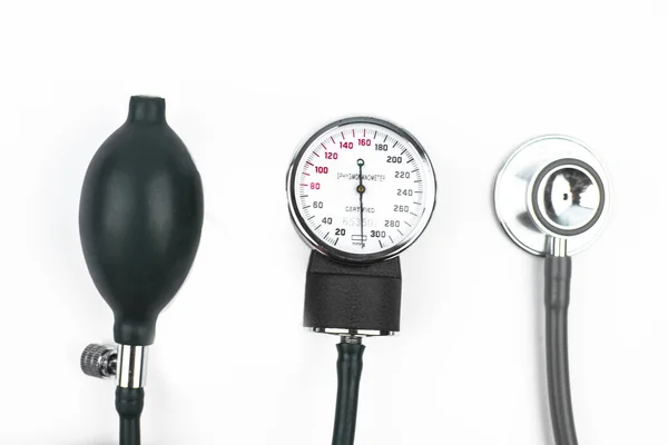 Drei Verschiedene Wesentliche Teile Eines Blutdruckmessgeräts Auf Einem Isolierten Weißen — Stockfoto