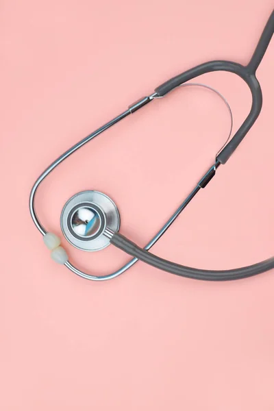 Ein Einzelnes Normales Stethoskop Isoliert Auf Einem Rosafarbenen Leeren Papierhintergrund — Stockfoto