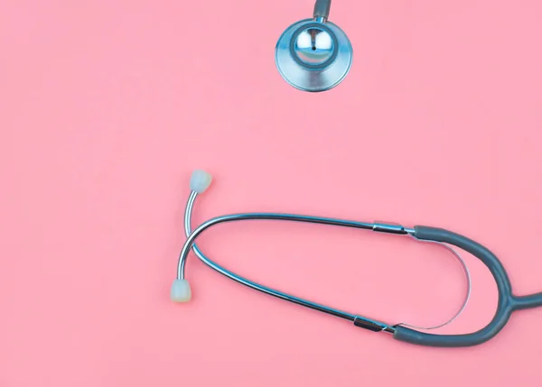 Standbild Eines Einzelnen Normalen Stethoskops Isoliert Auf Einem Rosafarbenen Leeren — Stockfoto