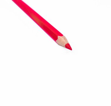 İzole edilmiş beyaz bir arka plana yerleştirilmiş tek bir kırmızı renkli tahta kalem.