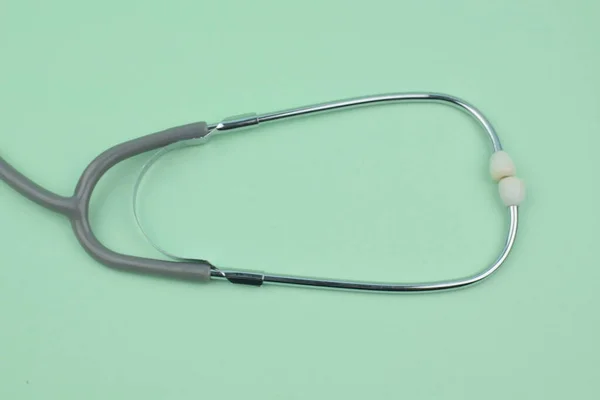 Unverzichtbares Medizinisches Stethoskop Isoliert Auf Hellgrünem Leeren Papierhintergrund — Stockfoto