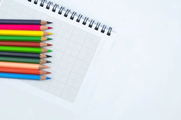 Quelques Crayons Crayon Bois Couleur Différente Disposés Dans Une Rangée — Photo