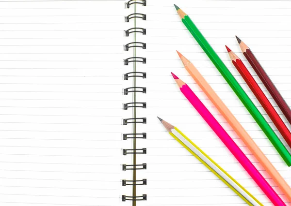 Quelques Crayons Colorés Éparpillés Sur Journal Papier Blanc Isolé Ouvert — Photo