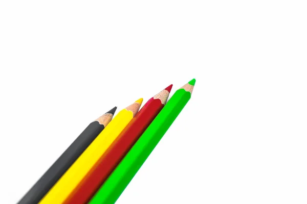 Cztery Różne Kolorowe Kredki Ołówek Drewna Umieszczone Rzędzie Białym Odizolowanym — Zdjęcie stockowe