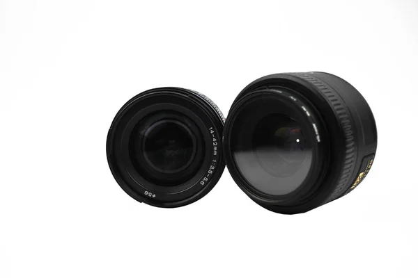 Kamera Objektiv Černé Barvy Jeho Čepice Umístěn Izolovaném Prázdném Bílém — Stock fotografie