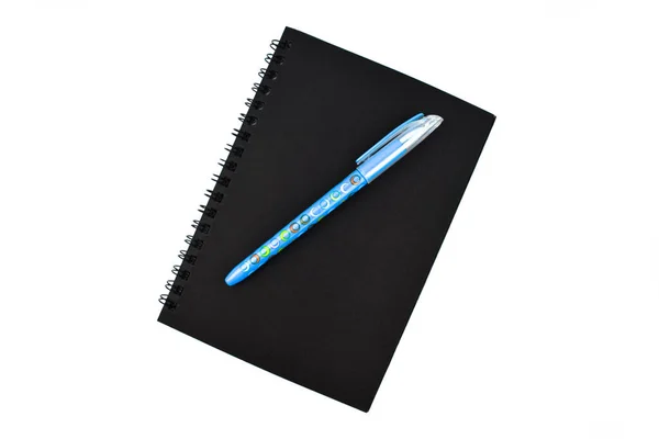 浅蓝色的钢笔放在简单的中等尺寸的黑色记事本上 — 图库照片