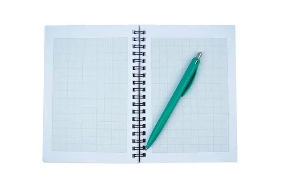 浅蓝色的圆珠笔放在简单的白纸日记本上 — 图库照片
