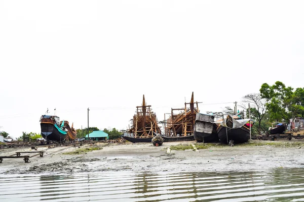 Picture Harbor Different Sized Wooden Fishing Boat Boats Grounded Very — Stock Photo, Image