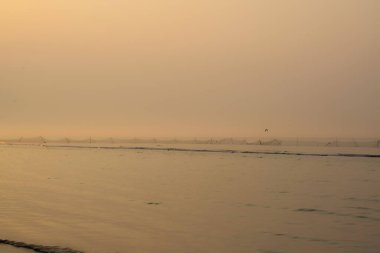 Okyanuslar deniz plajı, sabahın ilk ışıklarında çok güzel görünüyor.