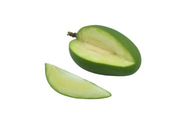 Dilimlenmiş bir mango parçası tüm mango parçalarının yanına yerleştirilmiş.