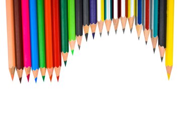 Farklı renkte tahta kalem boyaları beyaz izole bir arkaplanın önünde dalga şeklinde bir sıraya yerleştirilmiş.