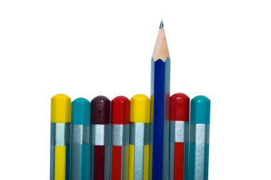 Sıraya dizilmiş sekiz farklı renkli ahşap kalem kalemi.
