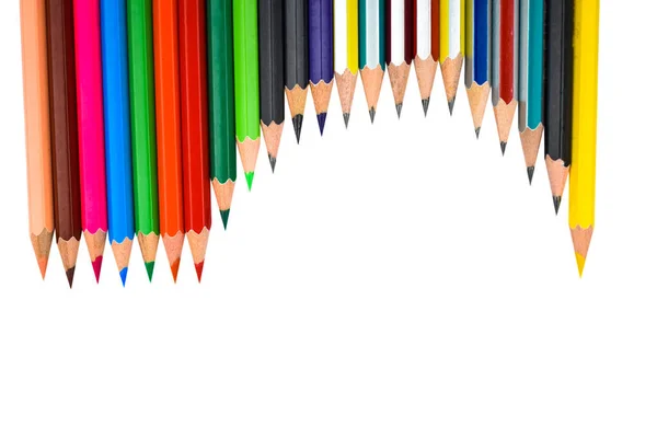 白い孤立した背景の前に波状の行に配置された異なる色の木製の鉛筆のクレヨン — ストック写真