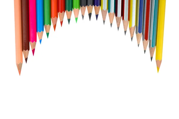 白い背景の前に波状の行に配置された多くの異なる色の木製の鉛筆クレヨン — ストック写真