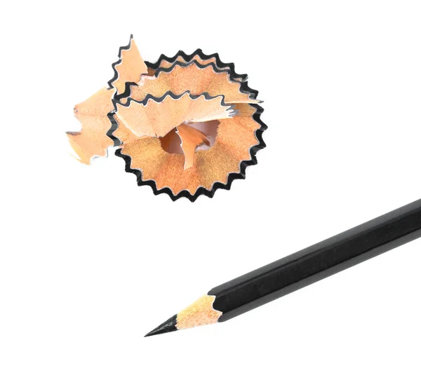 Einige Bleistiftspäne Neben Einem Schwarzen Holzstift Auf Weißem Isoliertem Hintergrund — Stockfoto