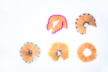 Beyaz izole bir arkaplanın önüne yerleştirilmiş beş farklı renkli kalem talaşı.