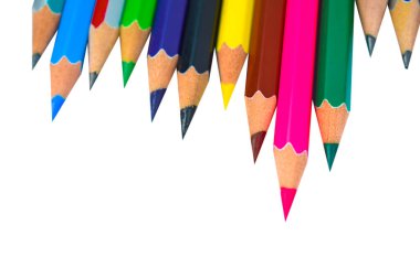 Beyaz izole bir arkaplana yerleştirilmiş tek sıra farklı renkli kalem boyaları