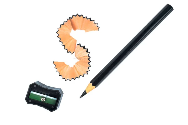 铅笔粉笔一种黑色的木制铅笔粉笔 放在一个形状的铅笔剃须刀和一个铅笔磨刀旁边 — 图库照片
