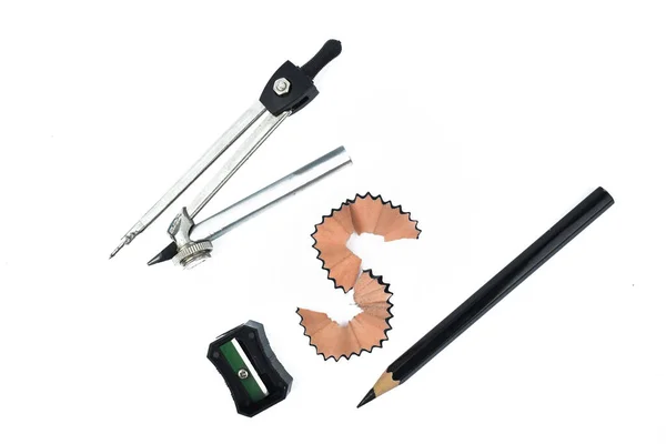 黑色的木制铅笔蜡笔放在形状像的铅笔剃须刀 指南针和削笔器旁边 — 图库照片