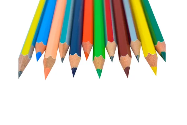 白い孤立した背景の前に置かれた異なる色の木製の鉛筆クレヨンの行 — ストック写真