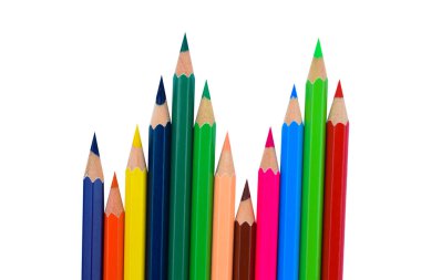 Beyaz izole bir arkaplan önüne yerleştirilmiş farklı renkli tahta kalem çizgileri.