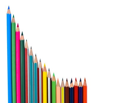 Beyaz bir kağıdın önüne yerleştirilmiş farklı renkte tahta kalem kalemi.