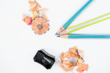 Siyah renkli kalem açacağı ve üç tahta kalem boyası içeren çalışma materyalleri